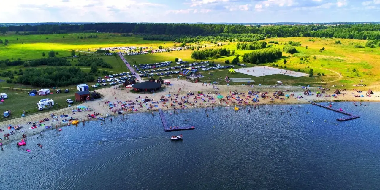 Tłumy ludzi odpoczywają nad jeziorem na Dolnym Śląsku. Słońce, plaża i woda – idealne wakacje!
