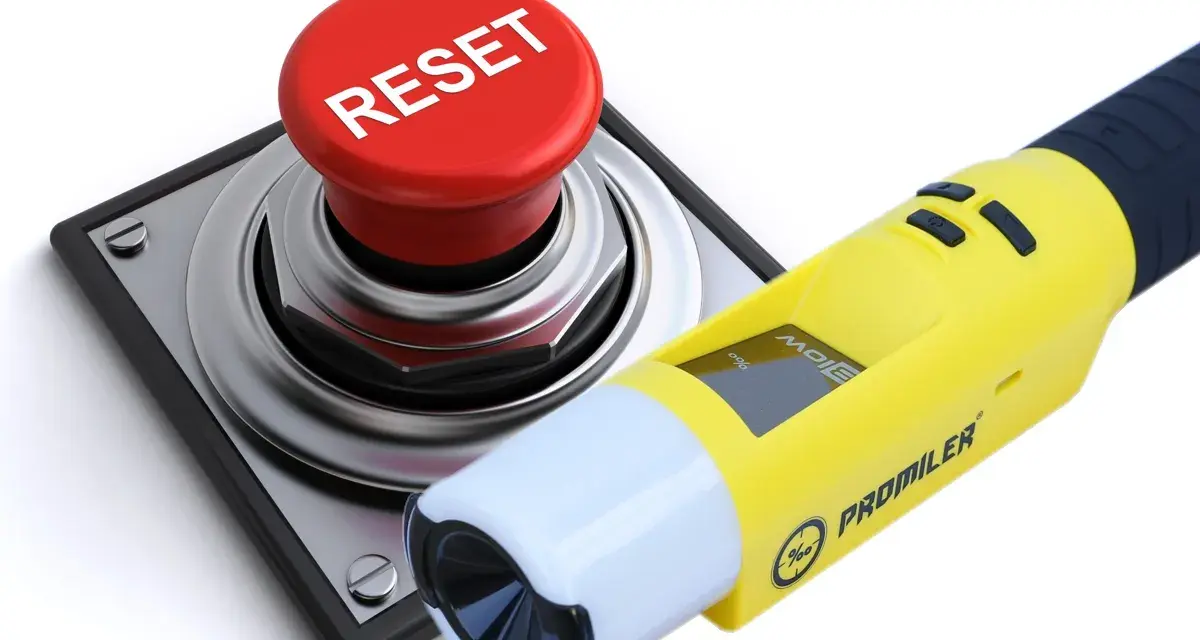 Żółty alkomat Promiler obok czerwonego przycisku RESET.