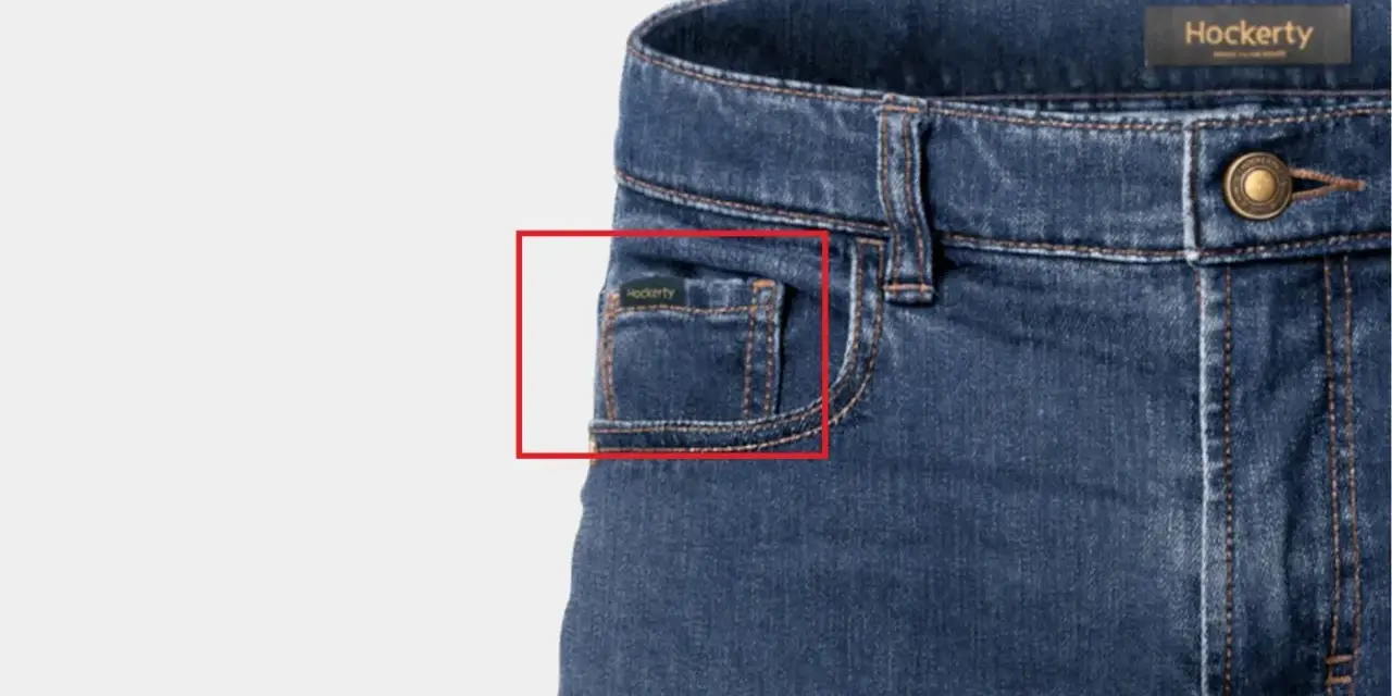 Il taschino piccolo dei jeans, un tempo usato per gli orologi da tasca, oggi è perfetto per monete o un piccolo oggetto.