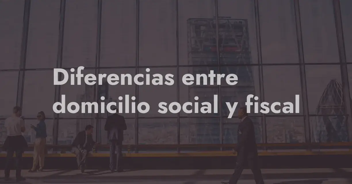 Diferencias entre domicilio social y fiscal. Personas en un entorno urbano moderno, con rascacielos al fondo.