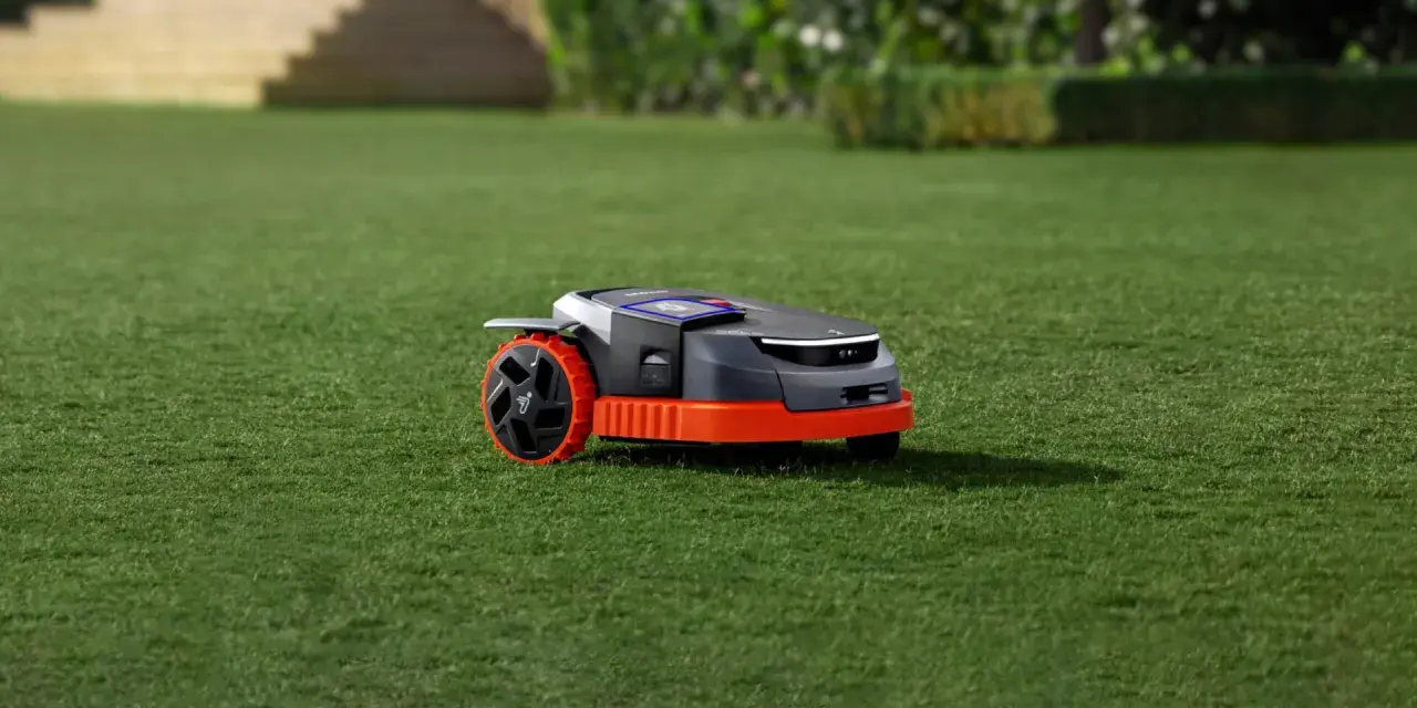 En Segway Navimow testas på en gräsmatta. Denna robotgräsklippare är redo att ta sig an trädgårdsarbetet.