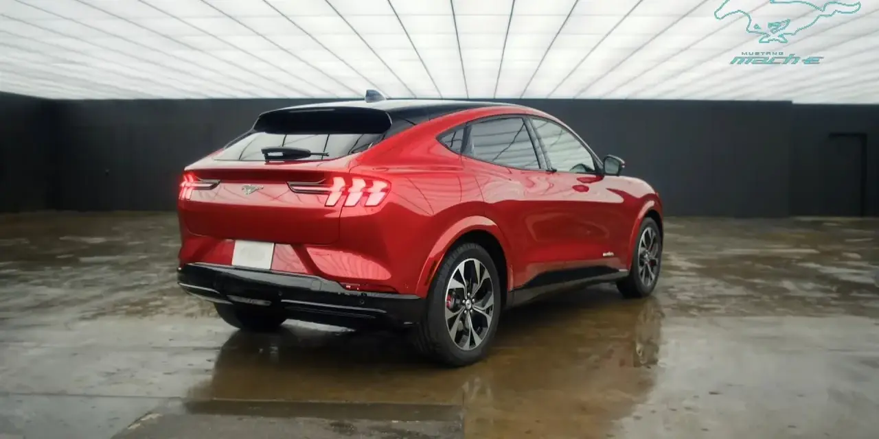 Czerwony Mustang Mach-E, gotowy na długie trasy. Sprawdź jego imponujący zasięg!