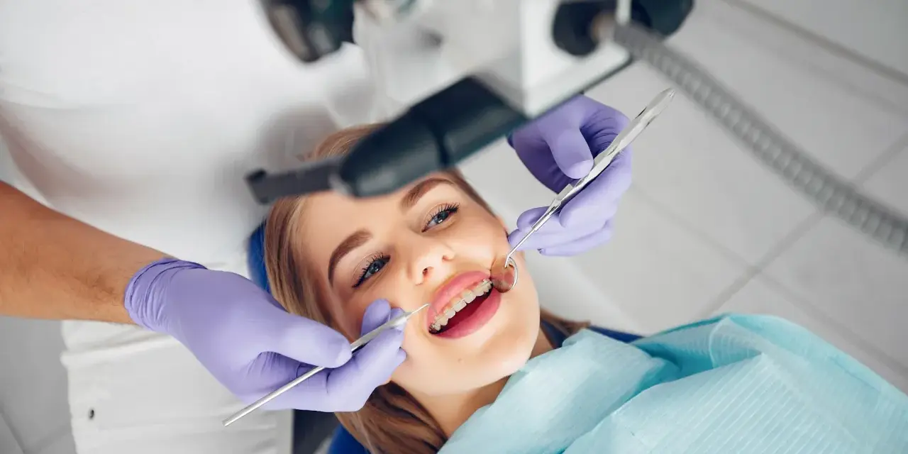 Gdzie przyjmuje dentysta w niedziele? Znajdź pomoc szybko i blisko