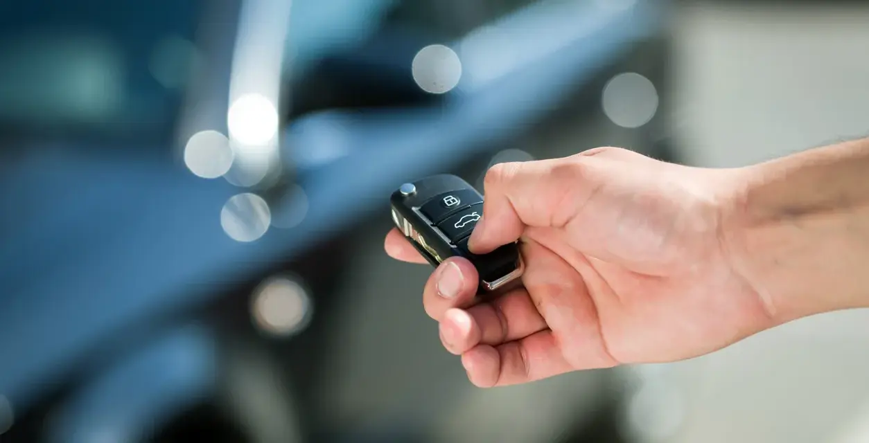 Mano che tiene la chiave dell'auto. Cosa fare se la macchina non legge la chiave: controlla la batteria o prova a riavviare il sistema.