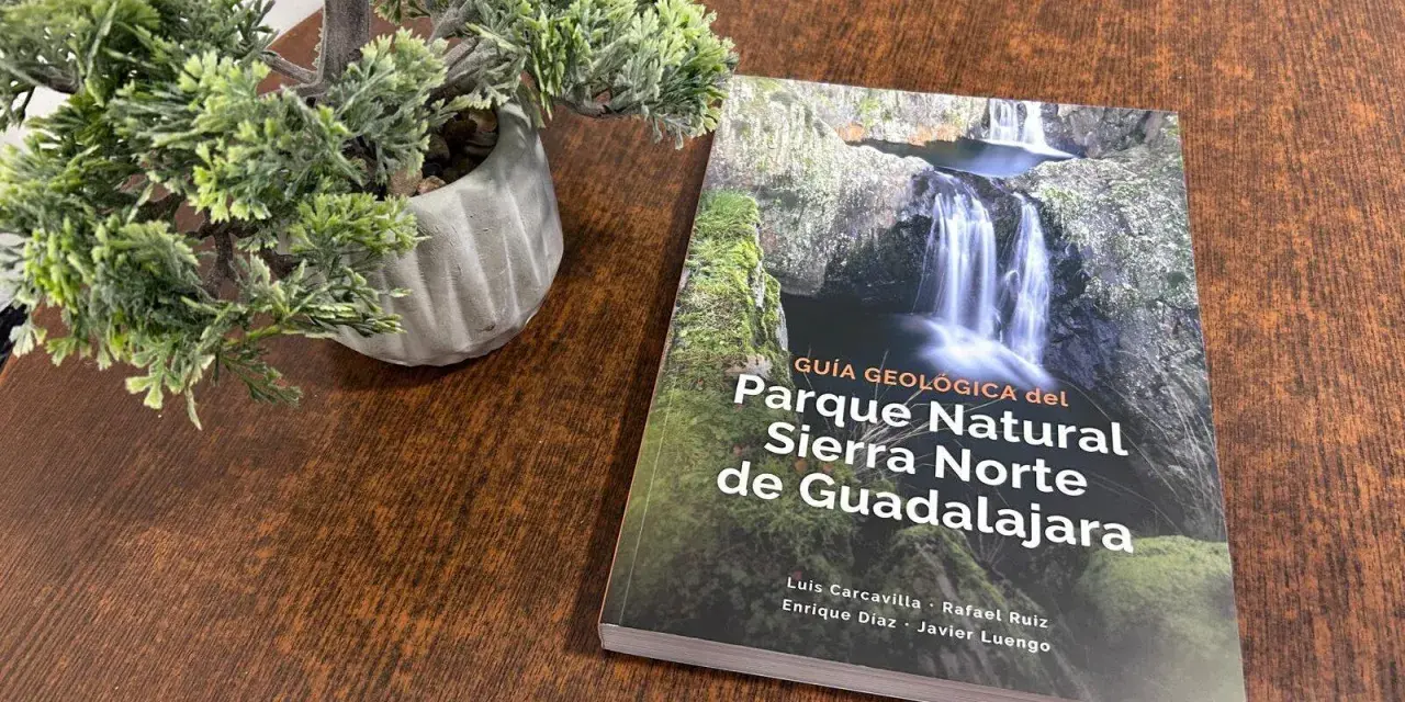 Guía geológica del Parque Natural Sierra Norte de Guadalajara, con una cascada en la portada.