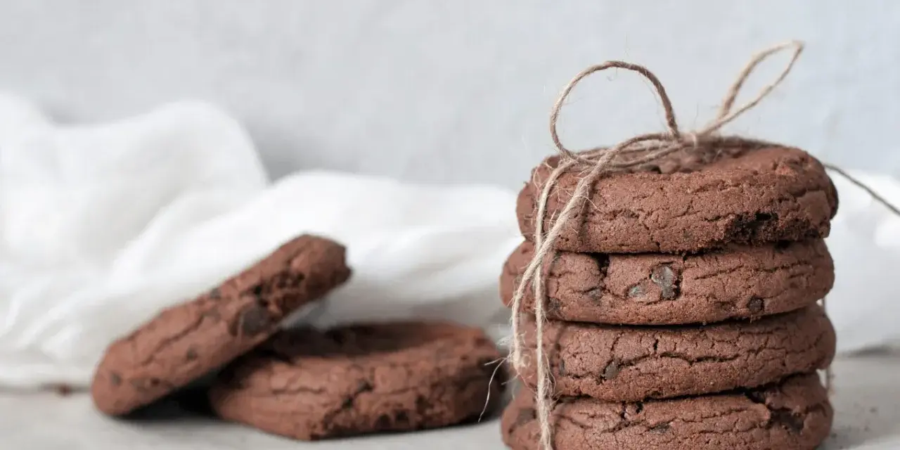 Stos ciasteczek czekoladowych, związany sznurkiem. Idealne na przepis na chocolate chip cookies.