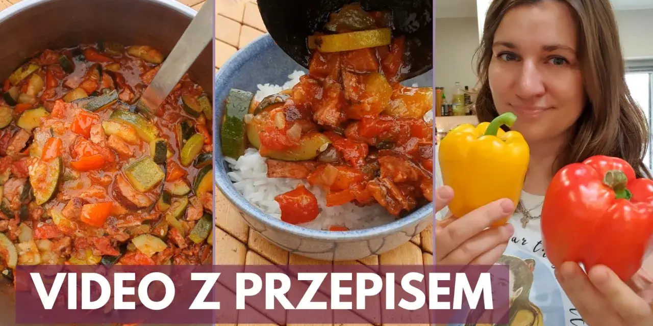 Kolorowe leczo składniki: papryka, cukinia, pomidory i mięso. Gotowe danie podane z ryżem.