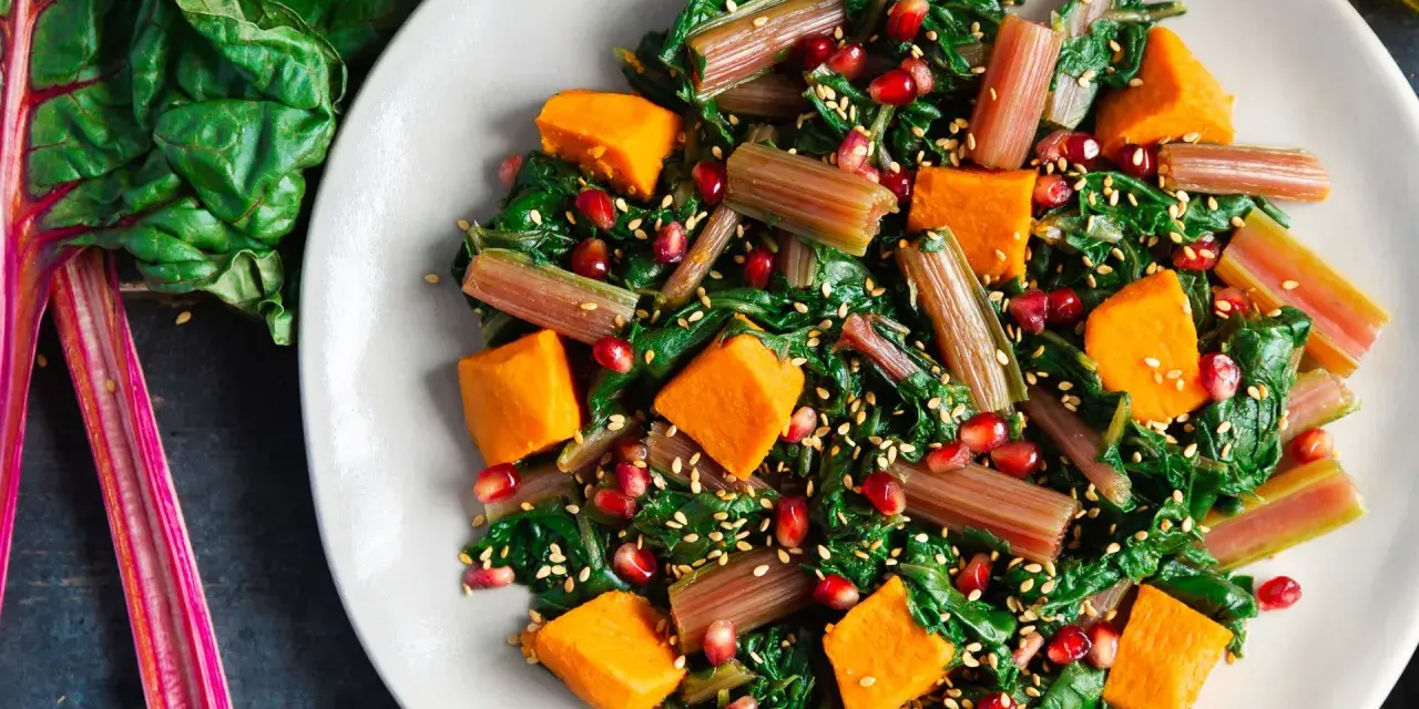 Ensalada vibrante con acelgas, calabaza, granada y semillas de sésamo. Una de las muchas recetas con acelgas que te encantarán.