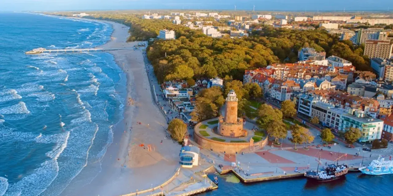 Latarnia morska w Kołobrzegu, jeden z najpiękniejszych miejsc nad polskim morzem, góruje nad plażą i portem.