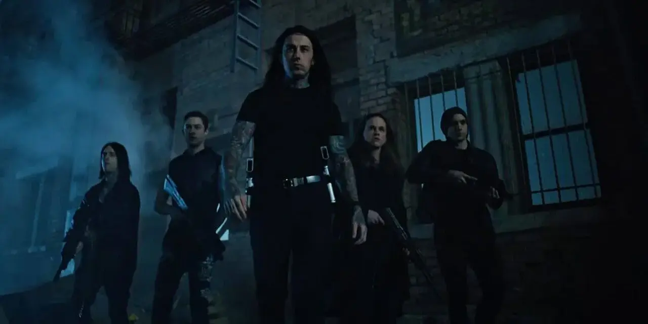 Cinq personnes en tenue sombre, certaines armées, avancent dans une ruelle sombre. Un sentiment de "fall in reverse" émane de leur démarche déterminée.