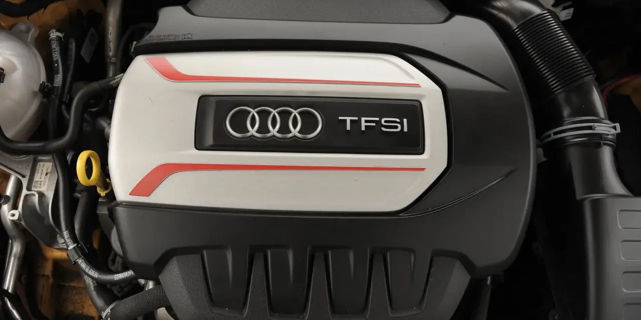 Silnik TFSI Audi z logo czterech pierścieni. Detale podkreślone czerwonymi liniami.