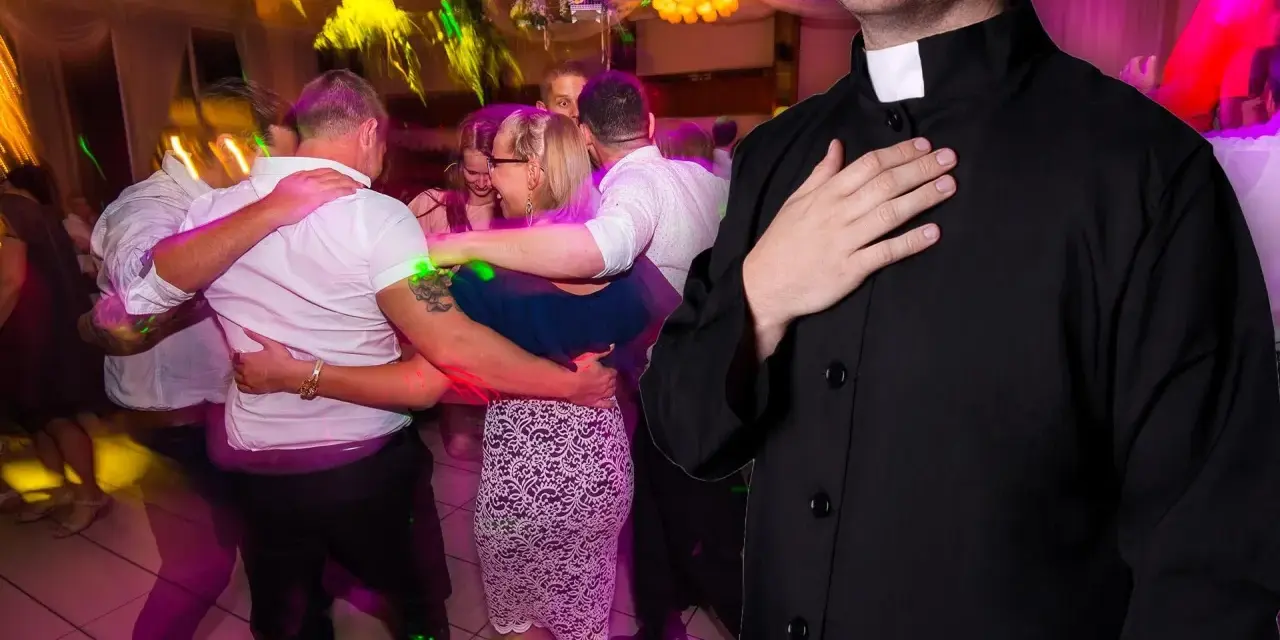Ksiądz z ręką na sercu obserwuje tańczących ludzi. Czy w wielkim poście można tańczyć?