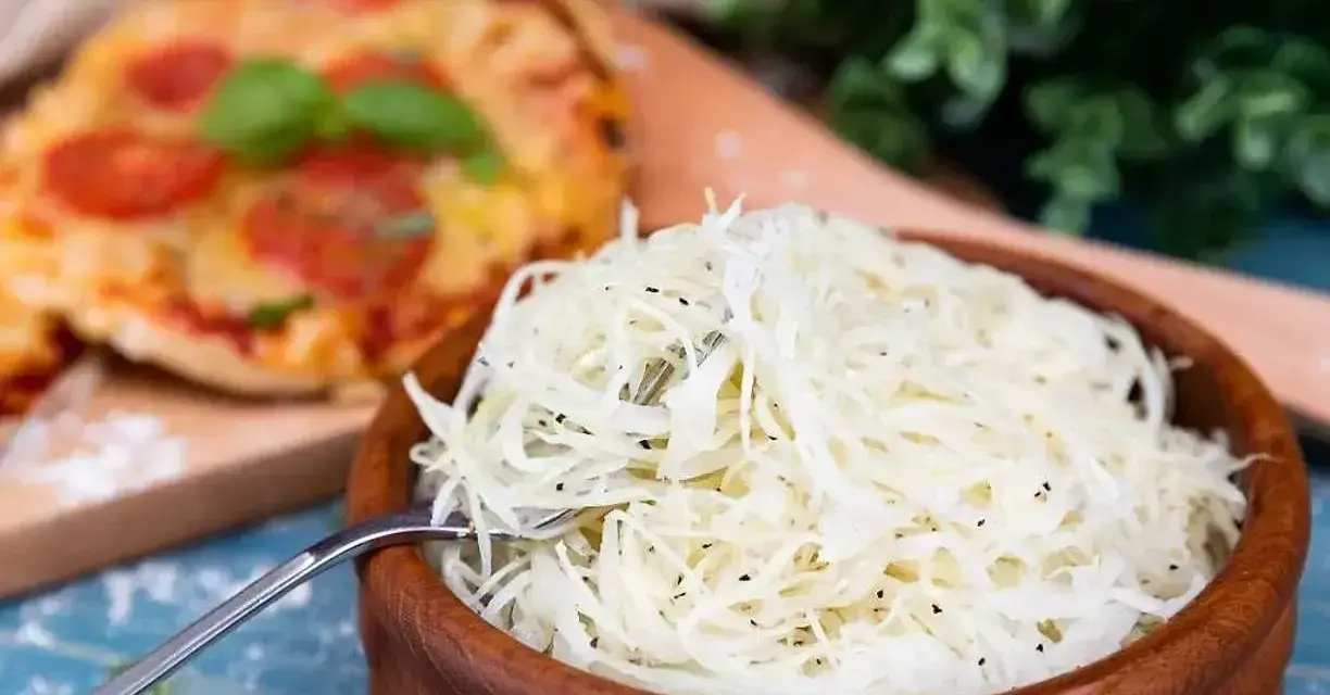 En skål med krispig pizzasallad, perfekt till pizza. Här är ett enkelt pizzasallad recept!
