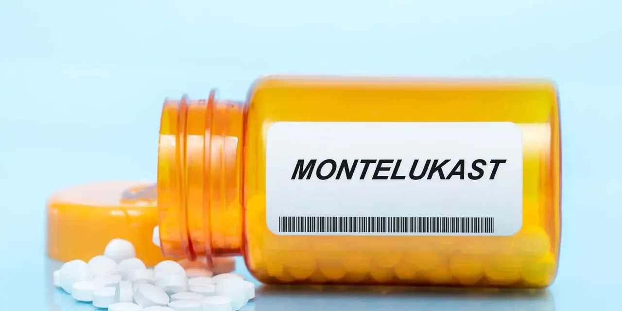 Pomarańczowa butelka leku MONTELUKAST, z której wysypały się białe tabletki.