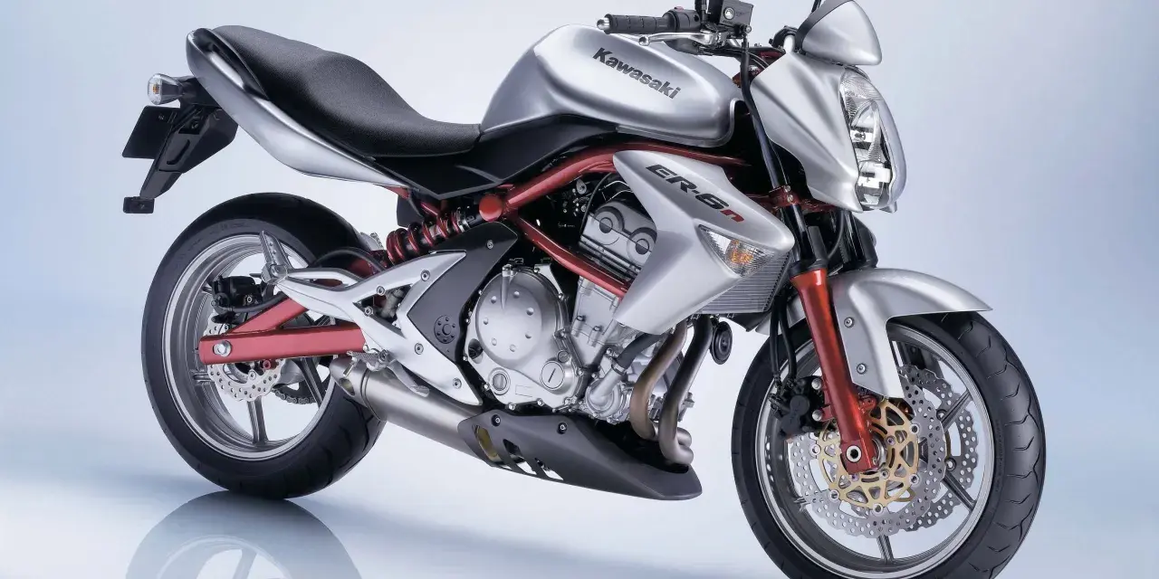 Srebrny Kawasaki ER-6n z czerwonym stelażem i detalami. Poznaj jego kawasaki er6n dane techniczne i poczuj moc!