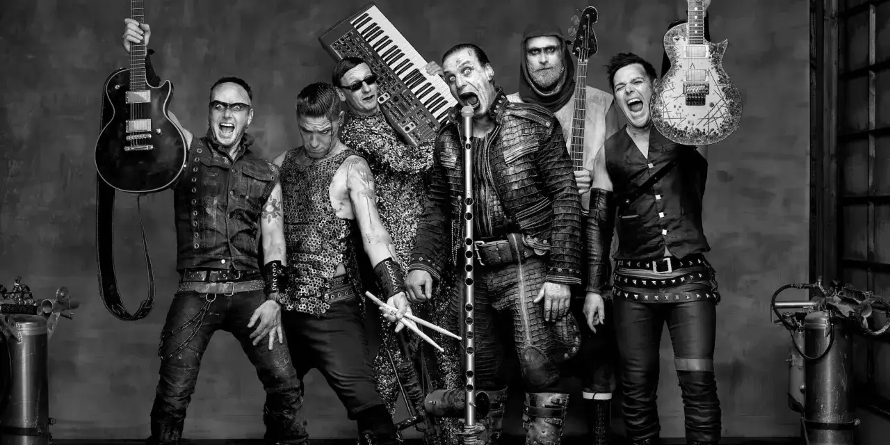 Le groupe Rammstein, icône du rammstein style de musique, pose avec leurs instruments. Guitares, clavier, basse et baguettes de batterie, prêts à enflammer la scène.