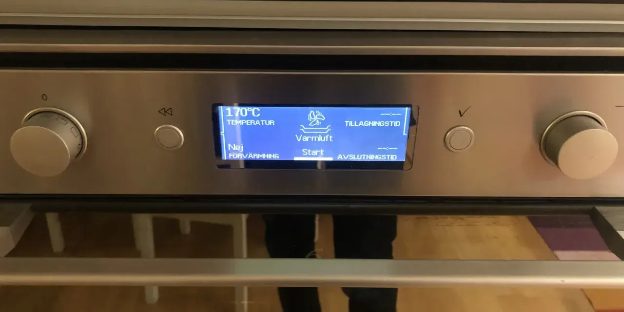 Ugnens display visar 170°C och "Varmluft". Trots inställningen verkar ugnen inte bli varm.