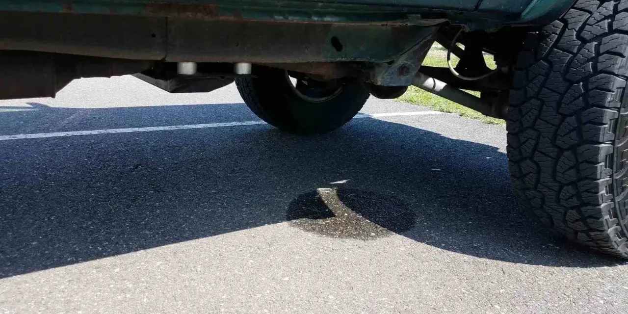 Ein dunkler Fleck auf dem Asphalt deutet auf Kondenswasser der Klimaanlage hin.