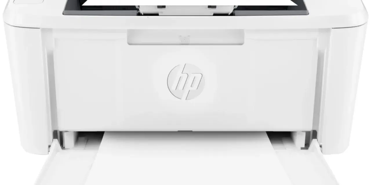 Biała drukarka HP LaserJet M12w z wysuniętą tacką na papier i włożonymi kartkami.