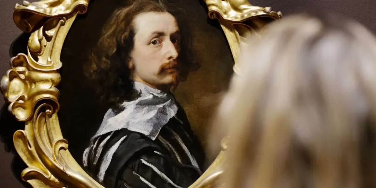 Portret mężczyzny w złotej ramie, jedno z dzieł Antoona van Dycka, oglądany przez widza.