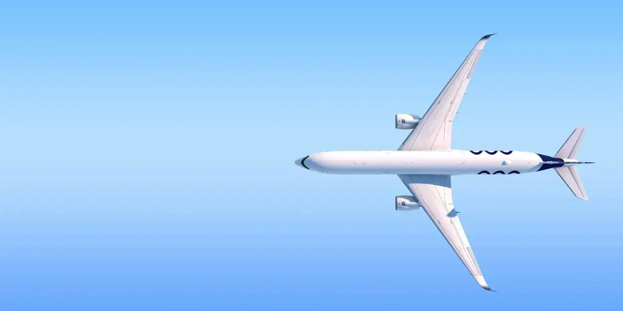 Biały samolot 737 MAX 8 z niebieskimi symbolami leci na tle błękitnego nieba.