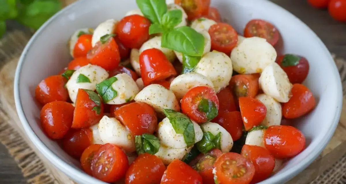Ein frischer Tomate Mozzarella Salat mit Basilikum, perfekt für einen leichten Genuss.