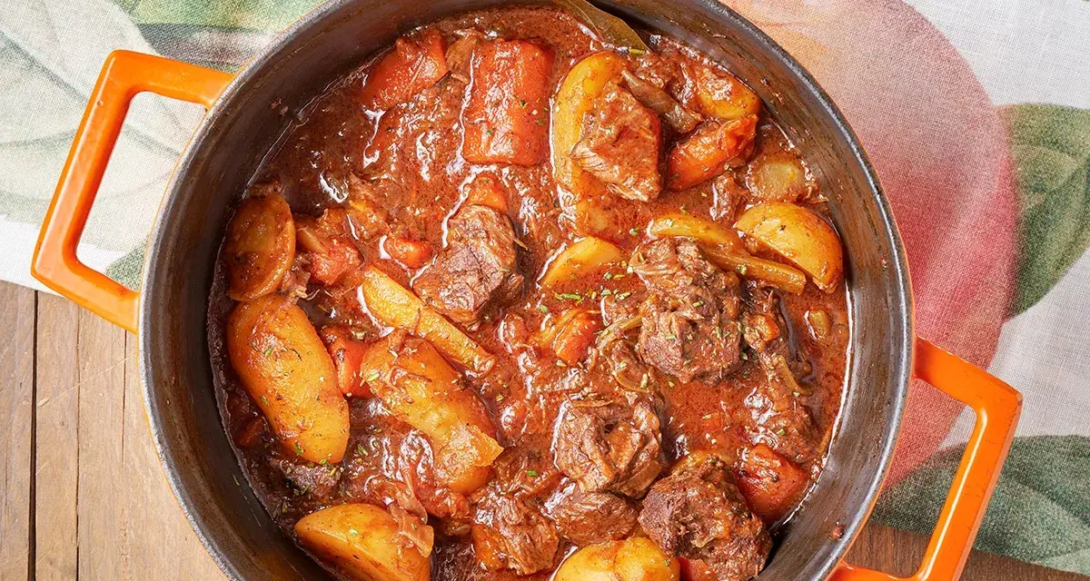 Spezzatino con patate ricetta della nonna: carne tenera e patate succulente in un ricco sugo. Un classico confortante.