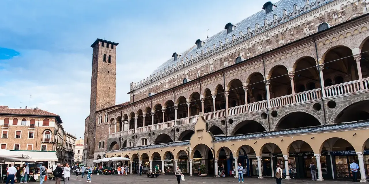 Piazza delle Erbe a Padova, con la Loggia del Consiglio e la Torre dell'Orologio. Un ottimo punto di partenza per scoprire cosa vedere vicino Padova.