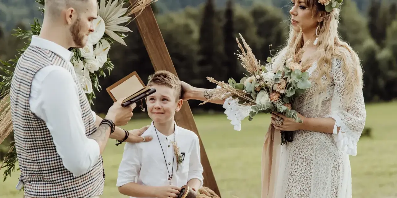 Wzruszający moment odnowienia przysięgi małżeńskiej. Chłopiec z bukietem wzrusza się podczas ceremonii.