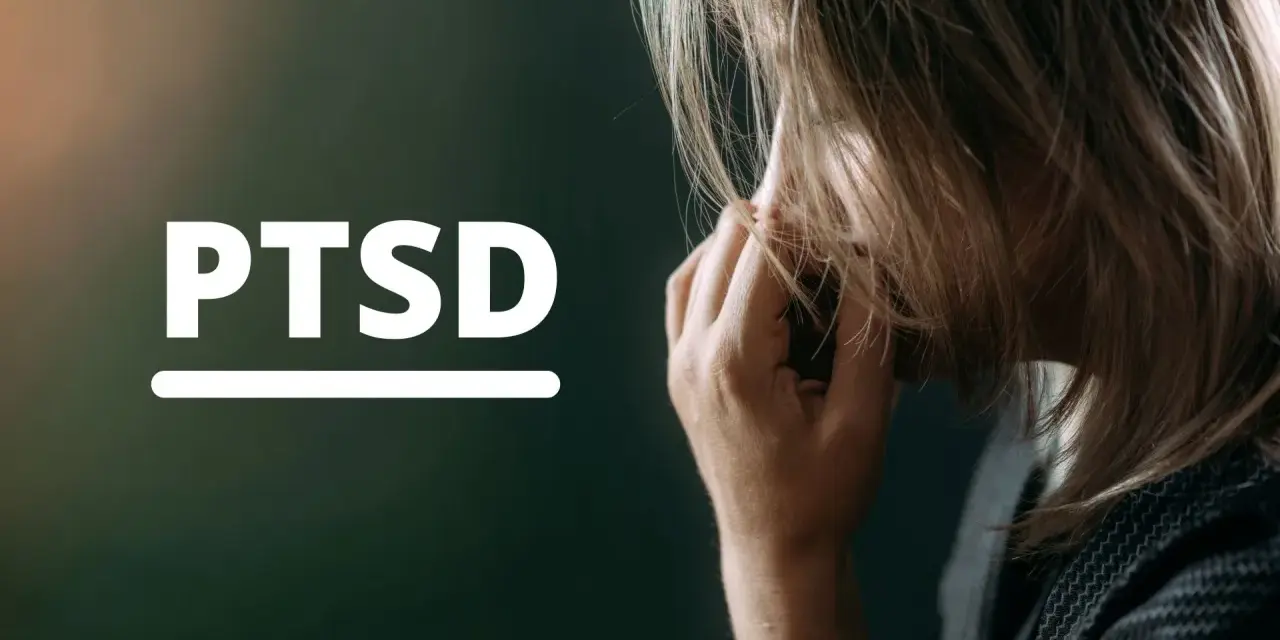 Kobieta z rękami przy twarzy, obok napis PTSD. To pytanie o to, co to jest PTSD i jak wpływa na życie.
