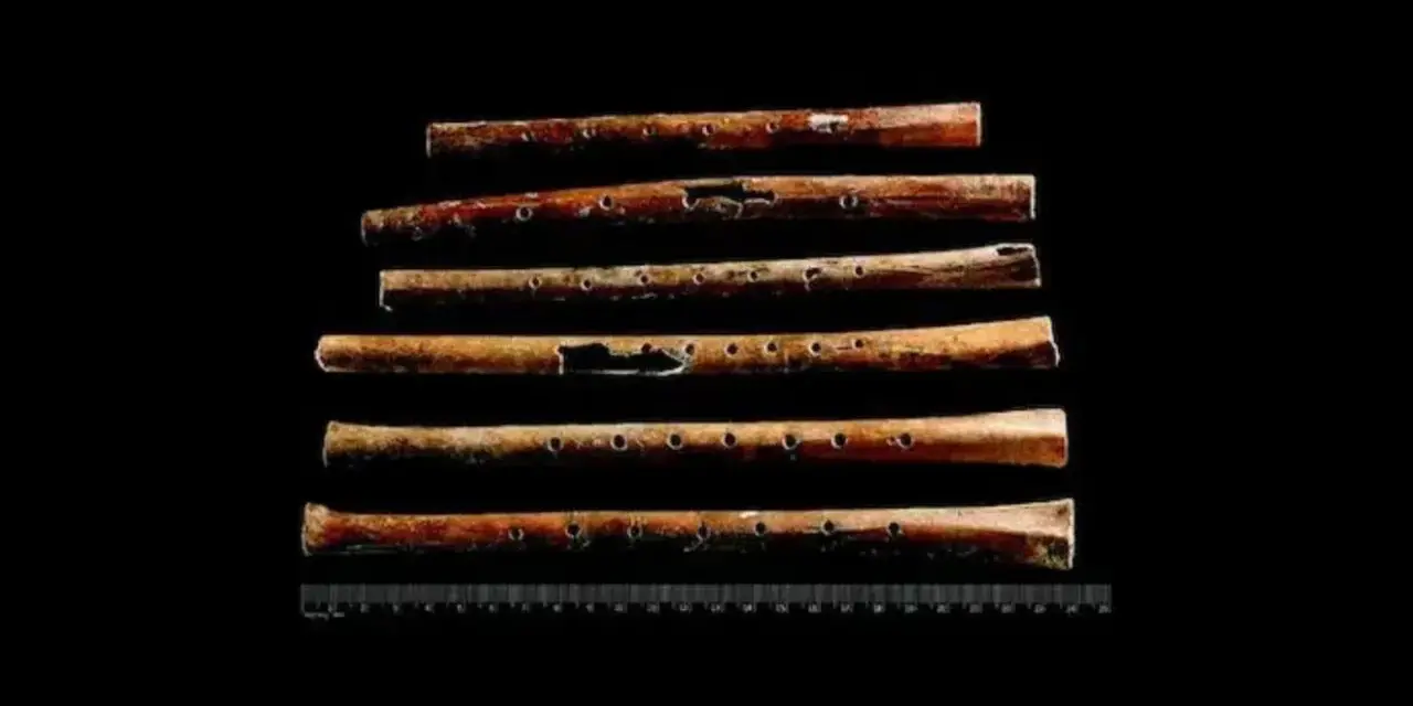 Starożytne flety z kości, najstarsze instrumenty muzyczne, ukazują pradawne melodie.