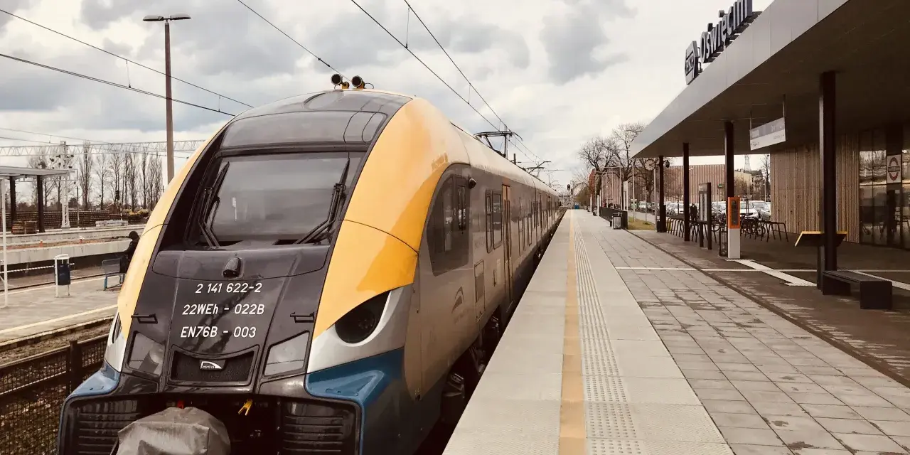 PKP Kraków Oświęcim przez Zator. Nowoczesny pociąg na stacji, gotowy do podróży.