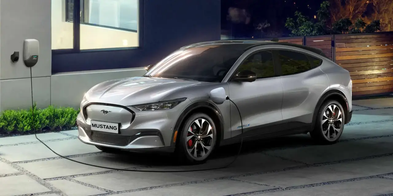 Srebrny Mustang Mach-E, nowoczesny bev, ładuje się przy domu. Czysta energia na noc.