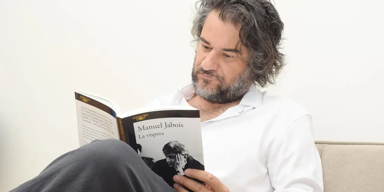 Hombre leyendo "La víspera" de Manuel Jabois. Un libro que inspira a publicar un libro gratis y compartir historias.