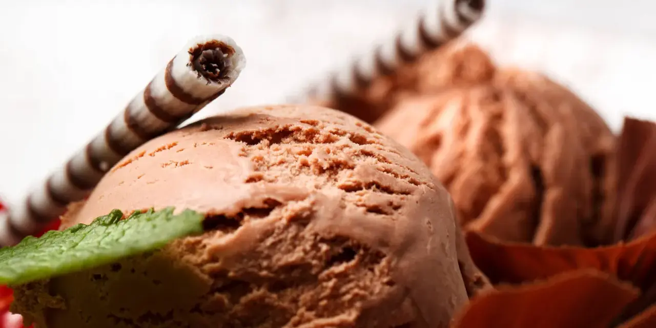 Pyszne domowe lody czekoladowe z wafelkami i listkiem mięty. Idealne na deser!