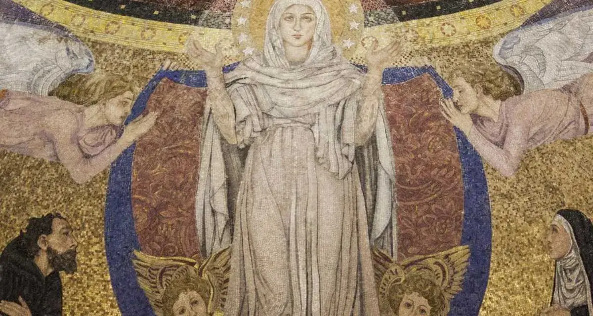 Wielobarwna mozaika przedstawia Matkę Boską otoczoną przez anioły i wiernych, symbolizującą kult maryjny.