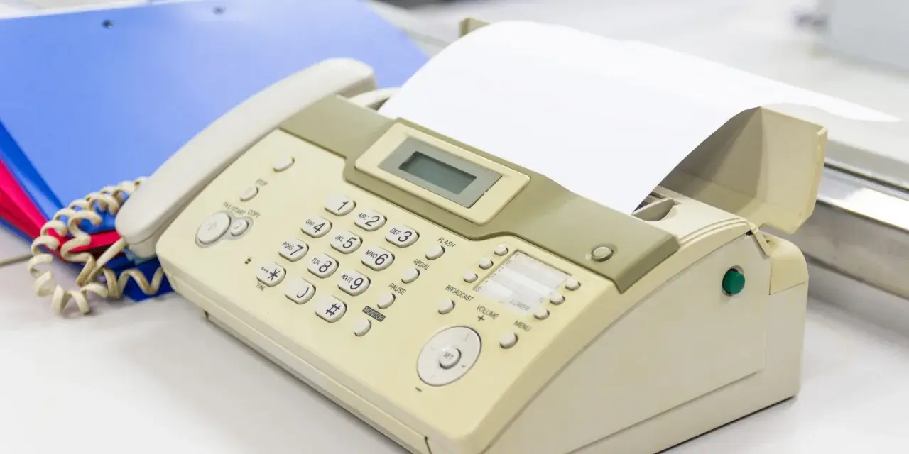 Stary faks, urządzenie do przesyłania dokumentów przez linię telefoniczną. Kto jeszcze pamięta, co to faks?
