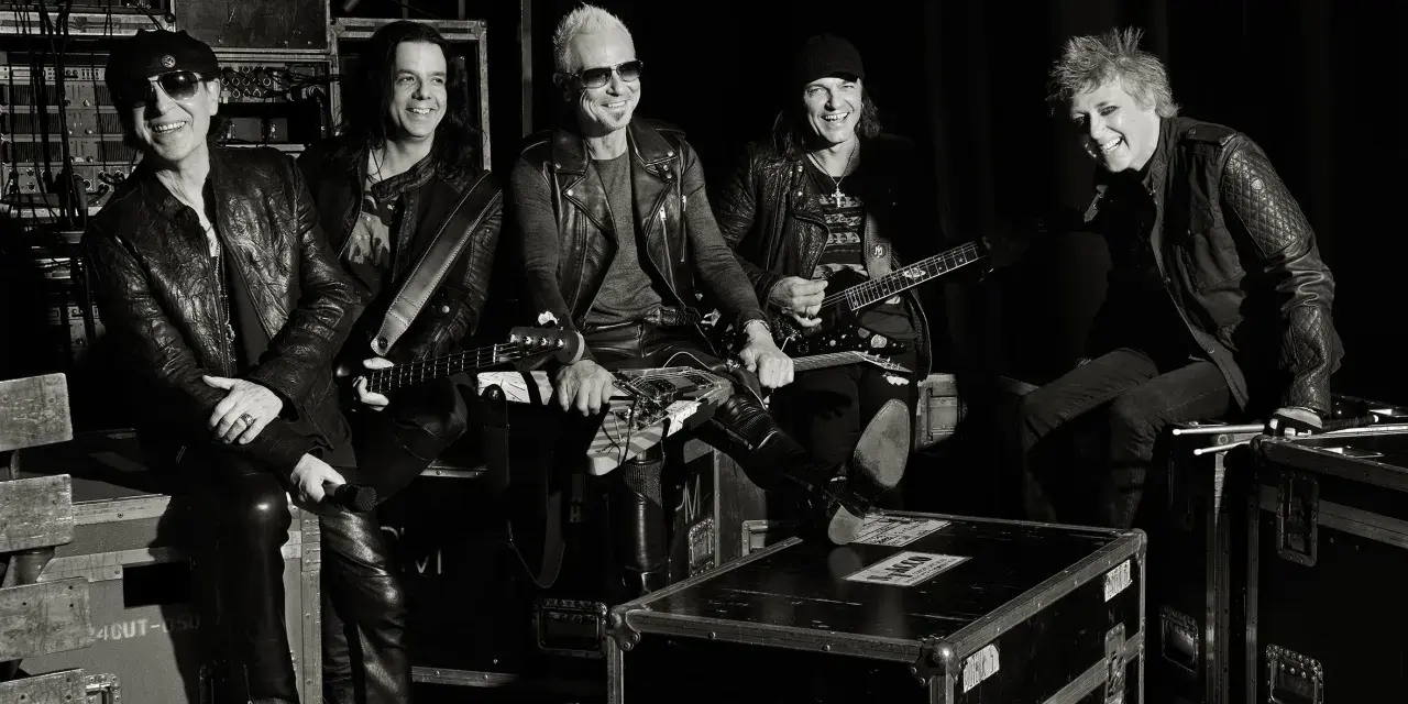 Zespół Scorpions, mistrzowie rockowych ballad i piosenek o miłości, w czerni i bieli, gotowi na koncert.