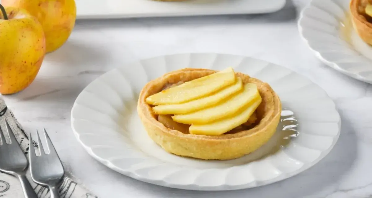 Deliciosas tartaletas de manzana, con masa dorada y relleno de fruta fresca, listas para disfrutar.