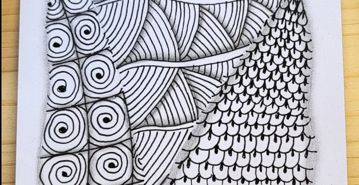 Un intrincado zentangle art con espirales, líneas y escamas.