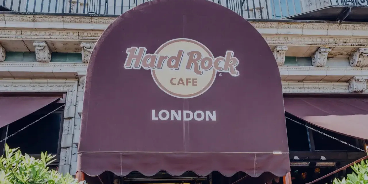 Das Hard Rock Cafe London, ein Meilenstein der Musikgeschichte, präsentiert sich mit seinem ikonischen Logo.