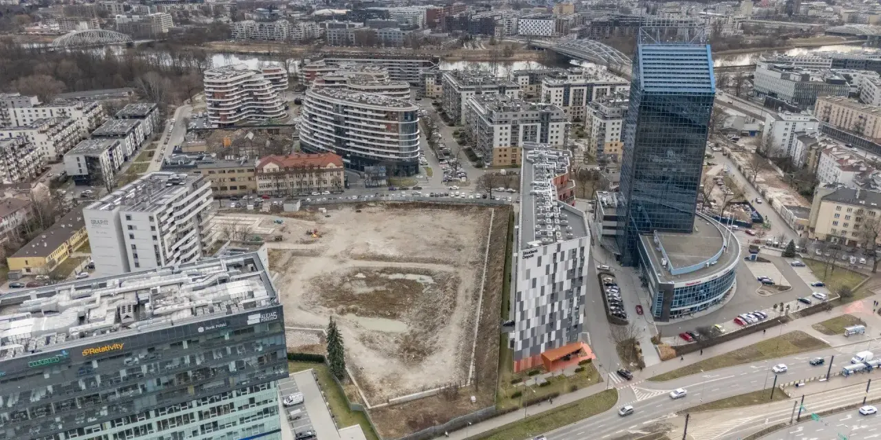 Nowe osiedla i biurowce w Krakowie. Widać postęp prac budowlanych, co może wpłynąć na ceny mieszkań Kraków.