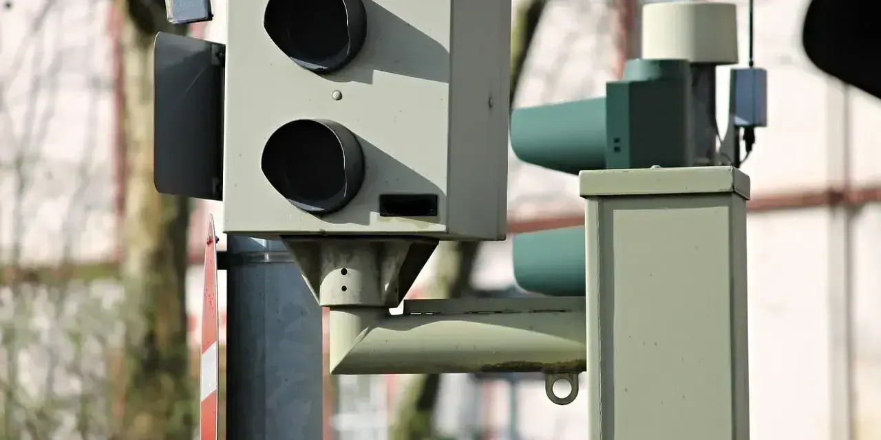 Szukasz informacji, jak sprawdzić czy fotoradar zrobił zdjęcie? Ten aparat na słupie monitoruje ruch.