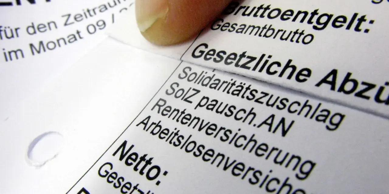 Finger auf Lohnabrechnung, die "Gesetzliche Abzüge" zeigt. Hier wird die Bedeutung der Kirchensteuer lfd. erläutert.