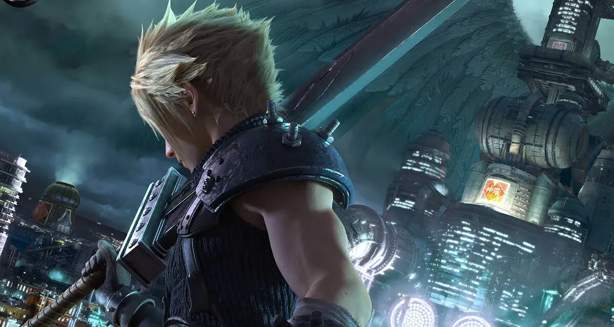 Cloud Strife, con su gran espada, se alza sobre una ciudad futurista en el **Final Fantasy VII Remake**.