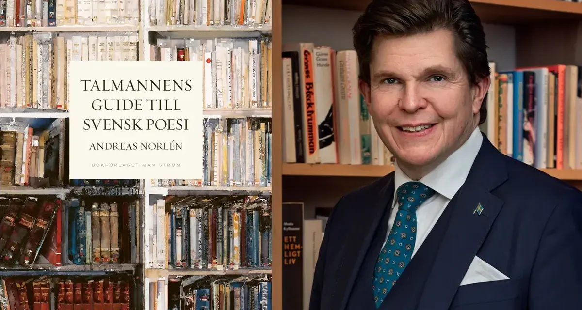 Andreas Norlén presenterar "Talmannens guide till svensk poesi", en samling bra dikter. Bakom honom syns bokhyllor fyllda med litteratur.