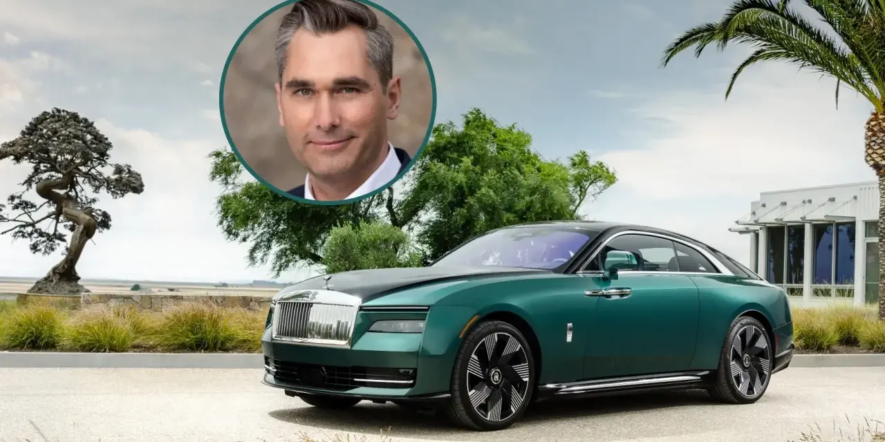 Zielony Rolls-Royce Spectre na tle drzew i budynku, z portretem mężczyzny w okręgu.