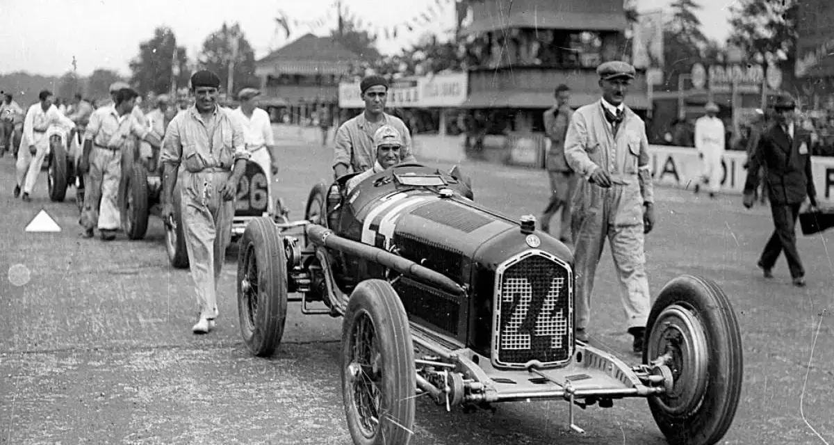 Tazio Nuvolari, leggenda dell'automobilismo, con la sua Alfa Romeo numero 24, pronto a sfrecciare.