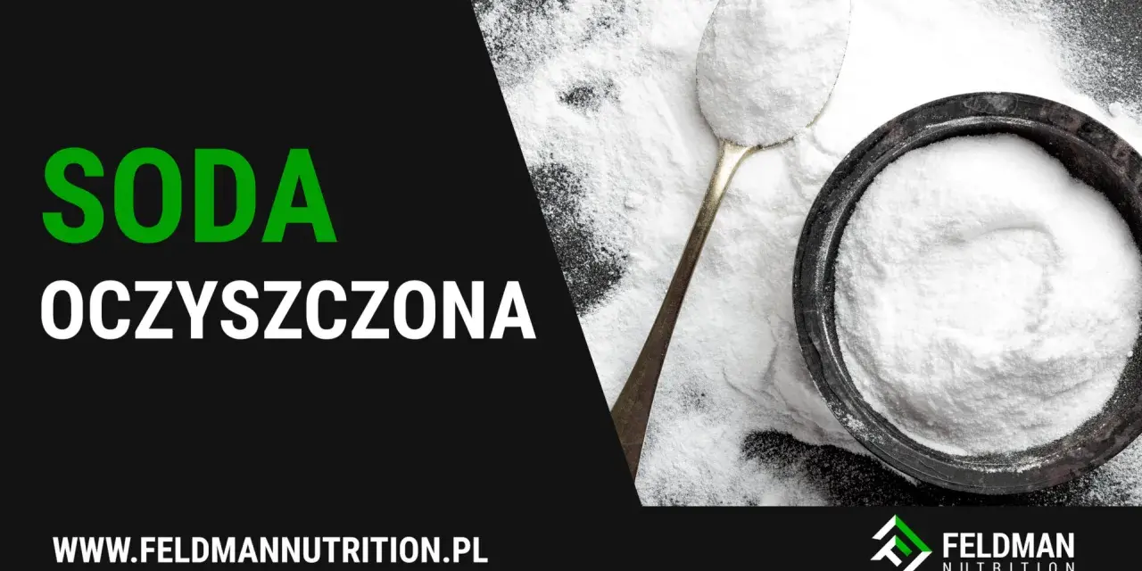 Biały proszek, wodorowęglan sodu, w miseczce i na łyżce. Slogan "SODA OCZYSZCZONA" i logo Feldman Nutrition.