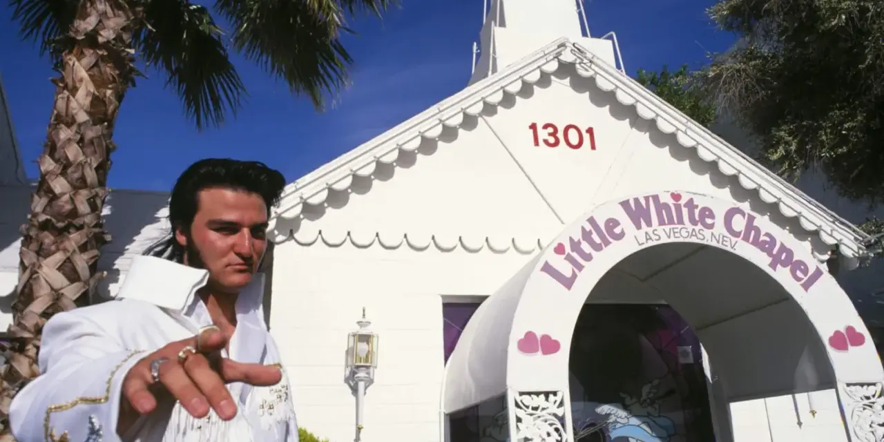 Elvis w białym stroju pozdrawia przed kaplicą "Little White Chapel" w Las Vegas, gdzie można wziąć ślub.